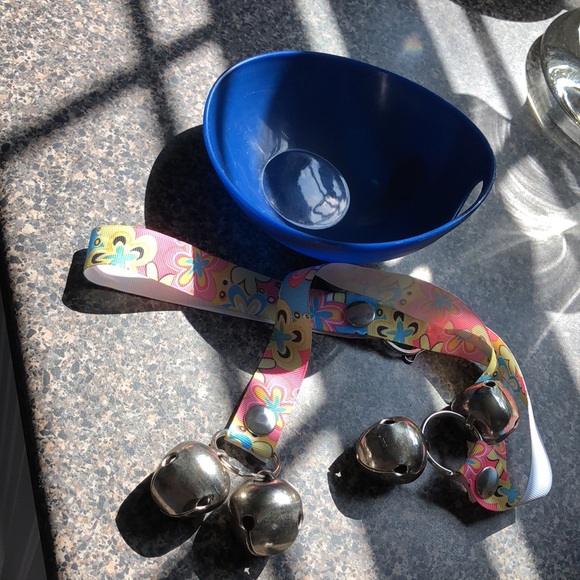 Scoop Bowl & potty bells never used - Picture 4 of 5